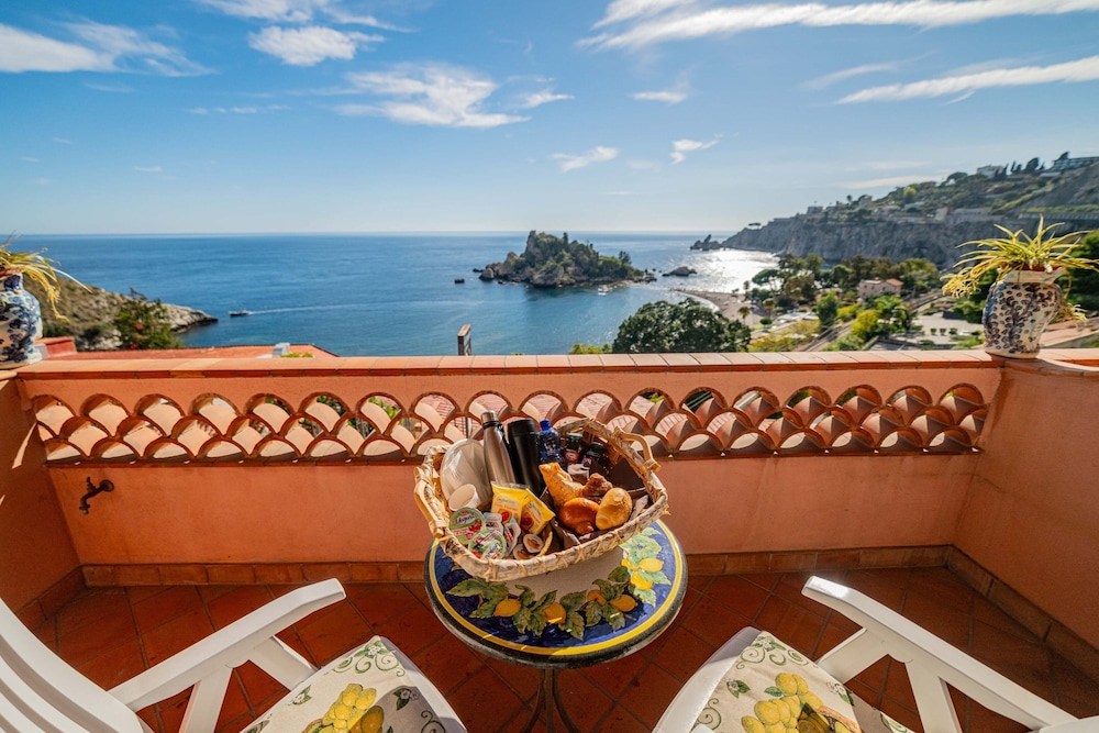 Mendolia Beach Hotel 42/47