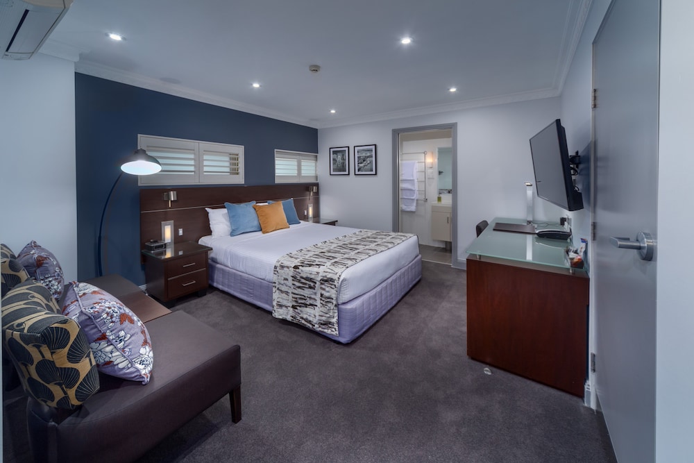 HYDE PARK INN 7/50