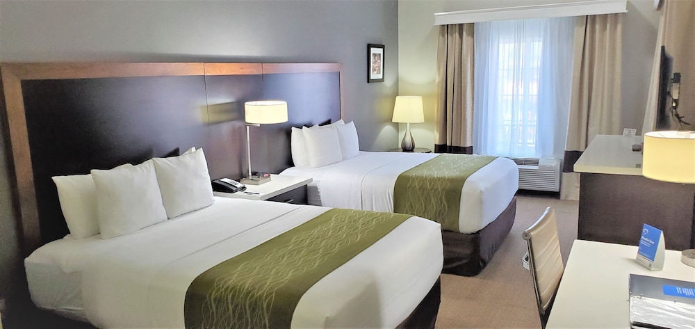 Comfort Inn & Suites Near Universal - N. Hollywood - Burbank 36/68