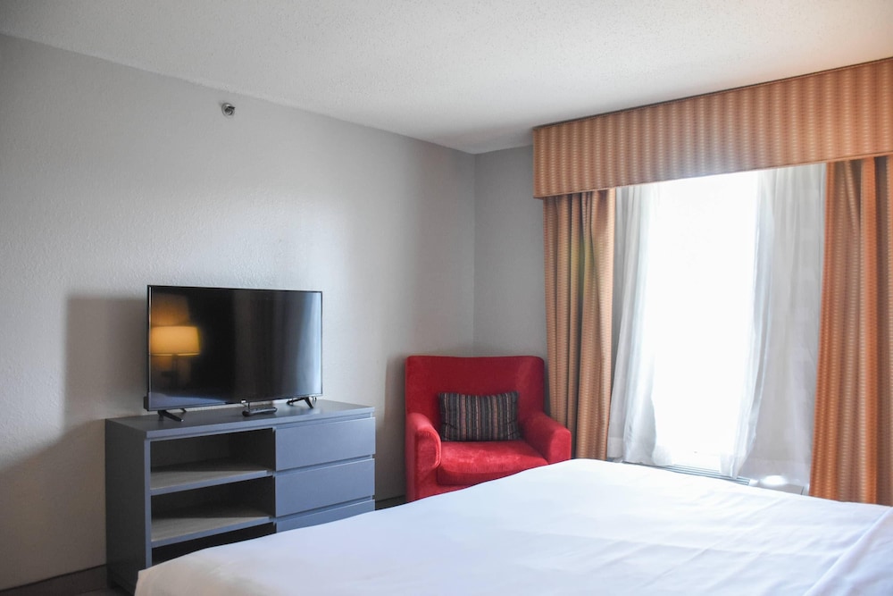 Country Inn & Suites by Radisson, Bloomington-Normal West, IL 6/56
