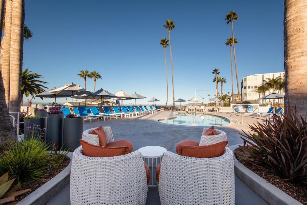 SeaCrest Oceanfront Hotel 8/70