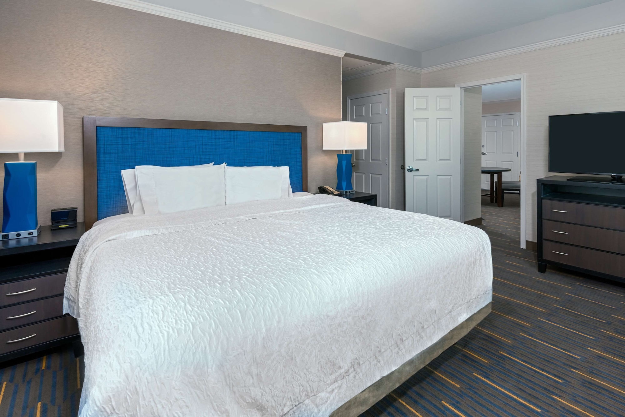 Suite, King Bed, Sofa