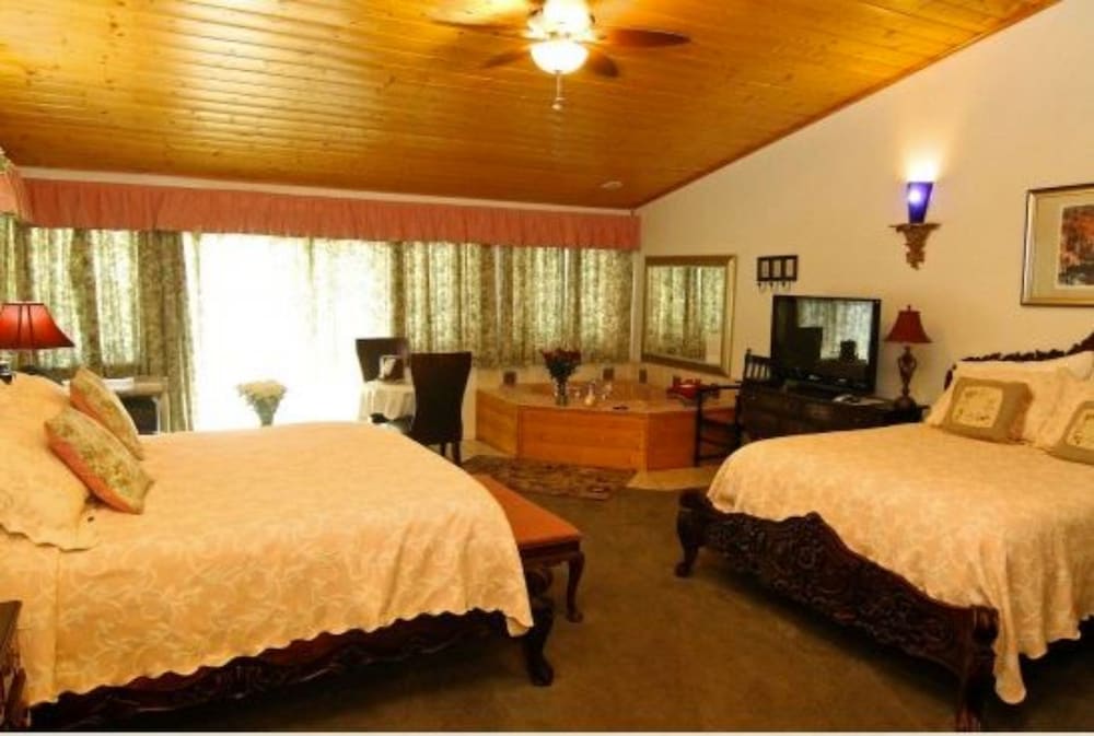 Echo Canyon Manor 10/76