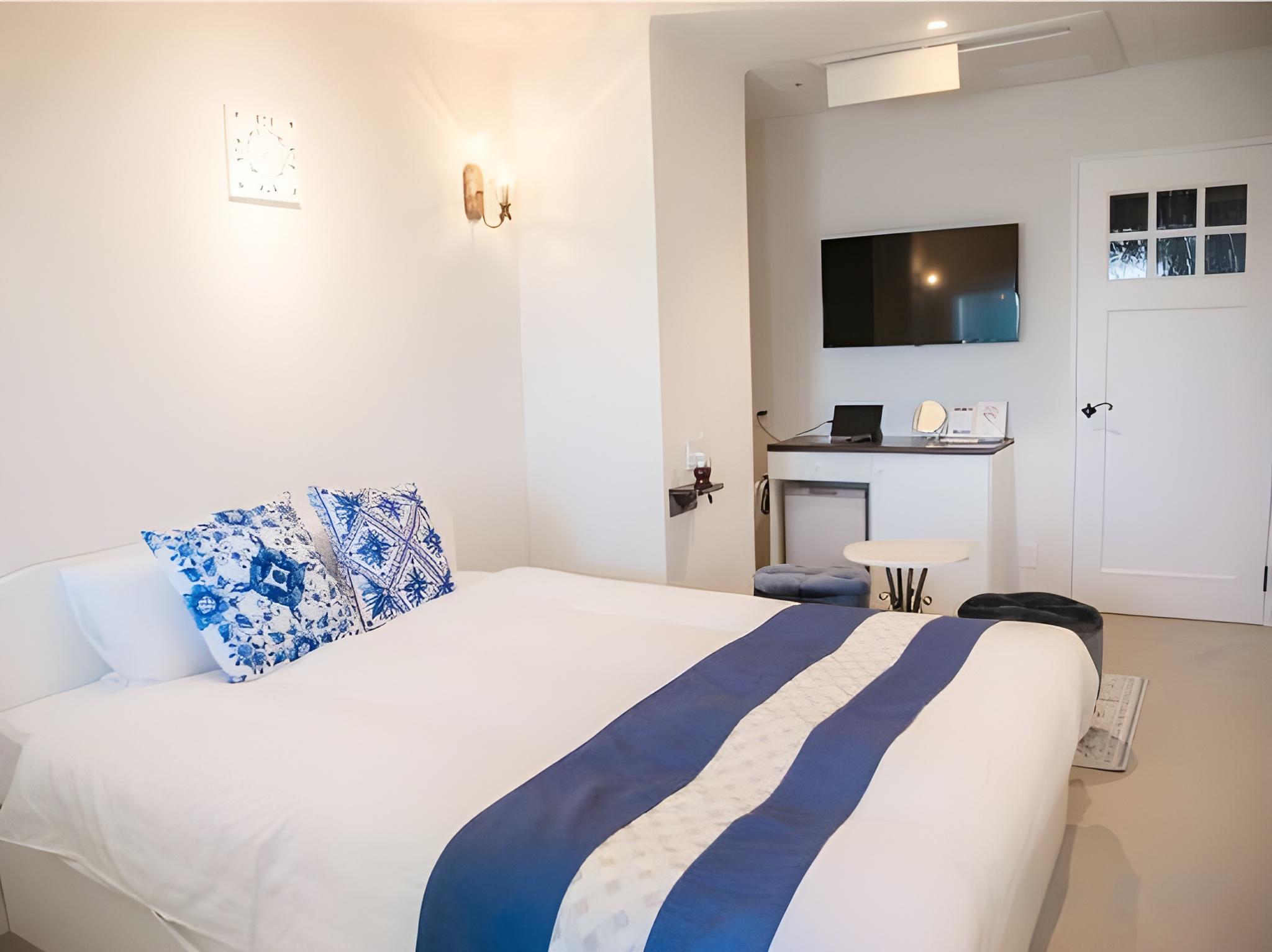 Cave, Queen Bed