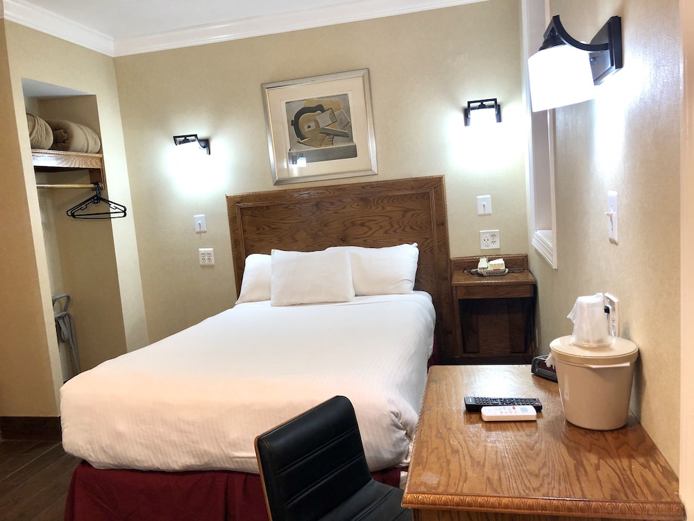 District Hotel 8/59