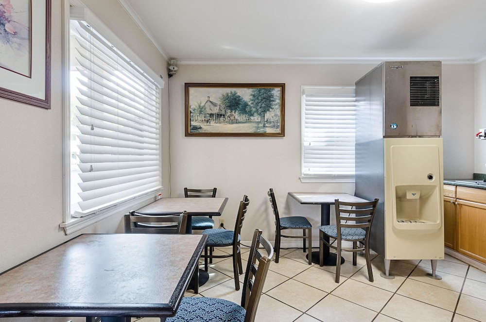 Econo Lodge Sturbridge Route 20 33/49