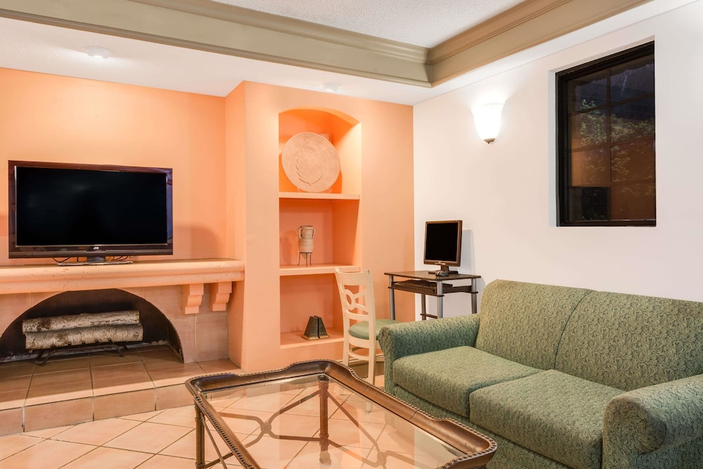 Days Inn By Wyndham Birmingham/West 23/32