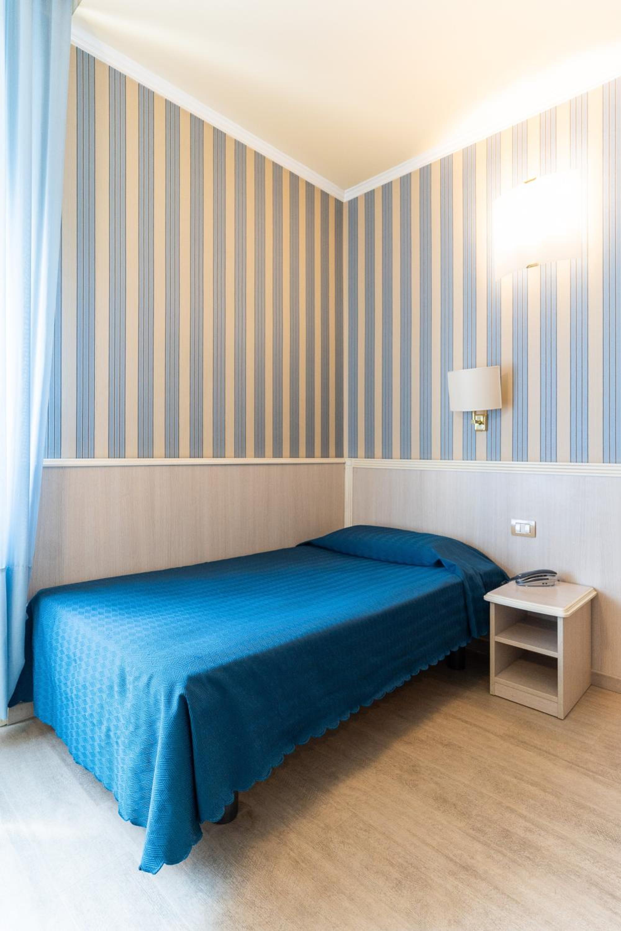 ROOM, SINGLE