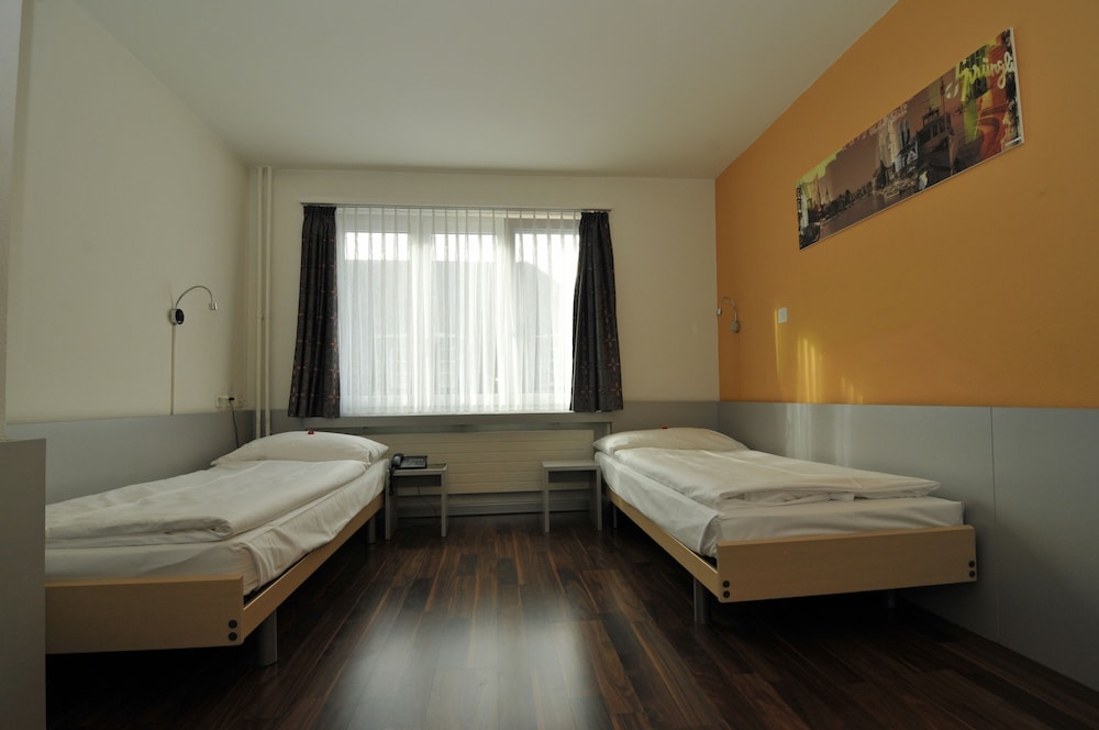 ECONOMY, TWIN BEDS