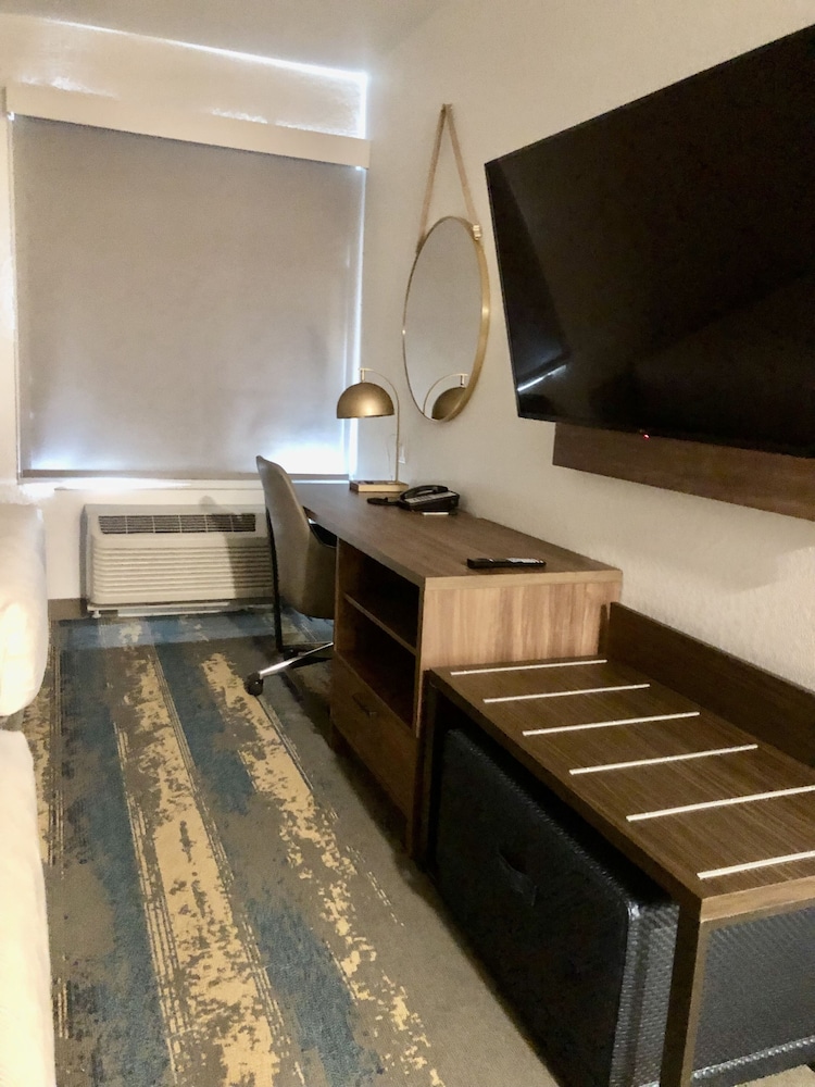 La Quinta Inn & Suites by Wyndham Denver Parker 50/50