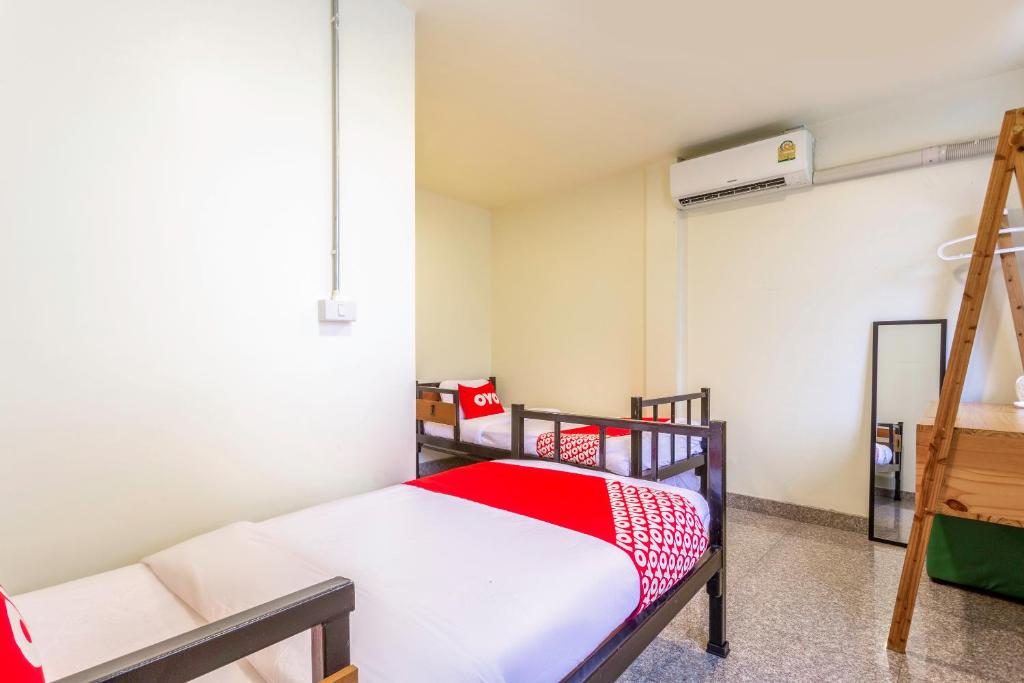 Private, Twin Beds, Shared Wing 4/8