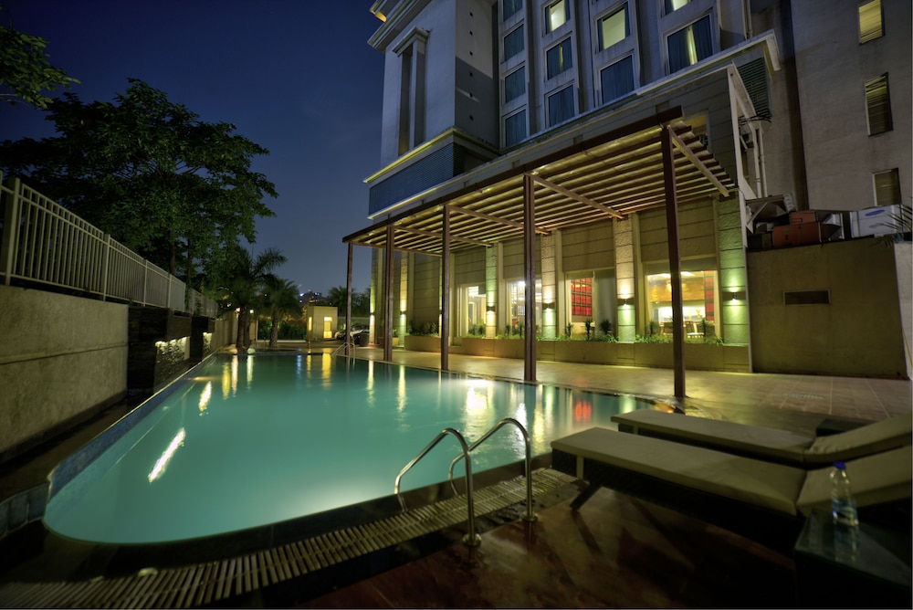 Goldfinch Hotel Delhi NCR 62/63
