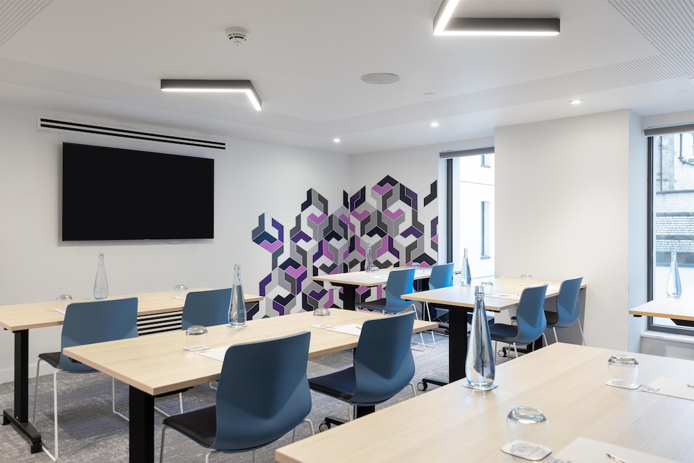 YOTEL Edinburgh, Select by Hilton 64/72
