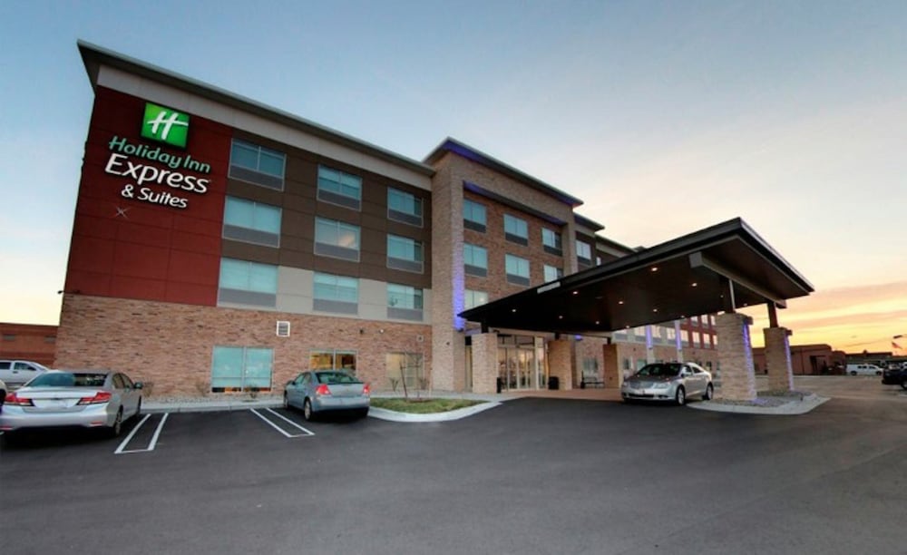 Holiday Inn Express Suites Detroit North Roseville 1/36