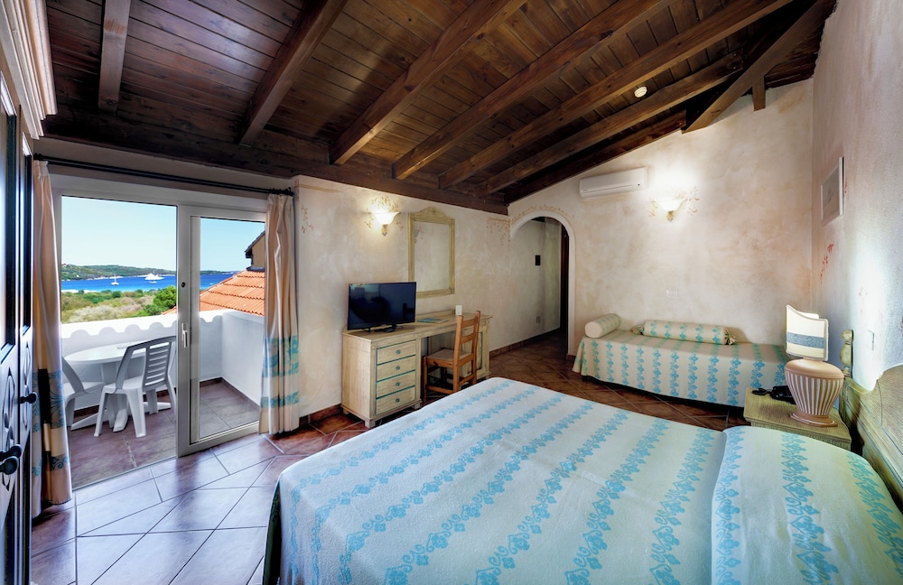 Colonna Beach Hotel 8/50