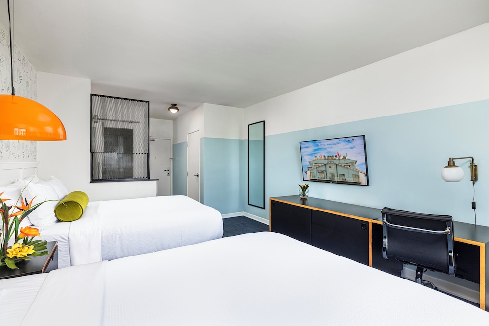 Room, 2 Queen Beds, City View