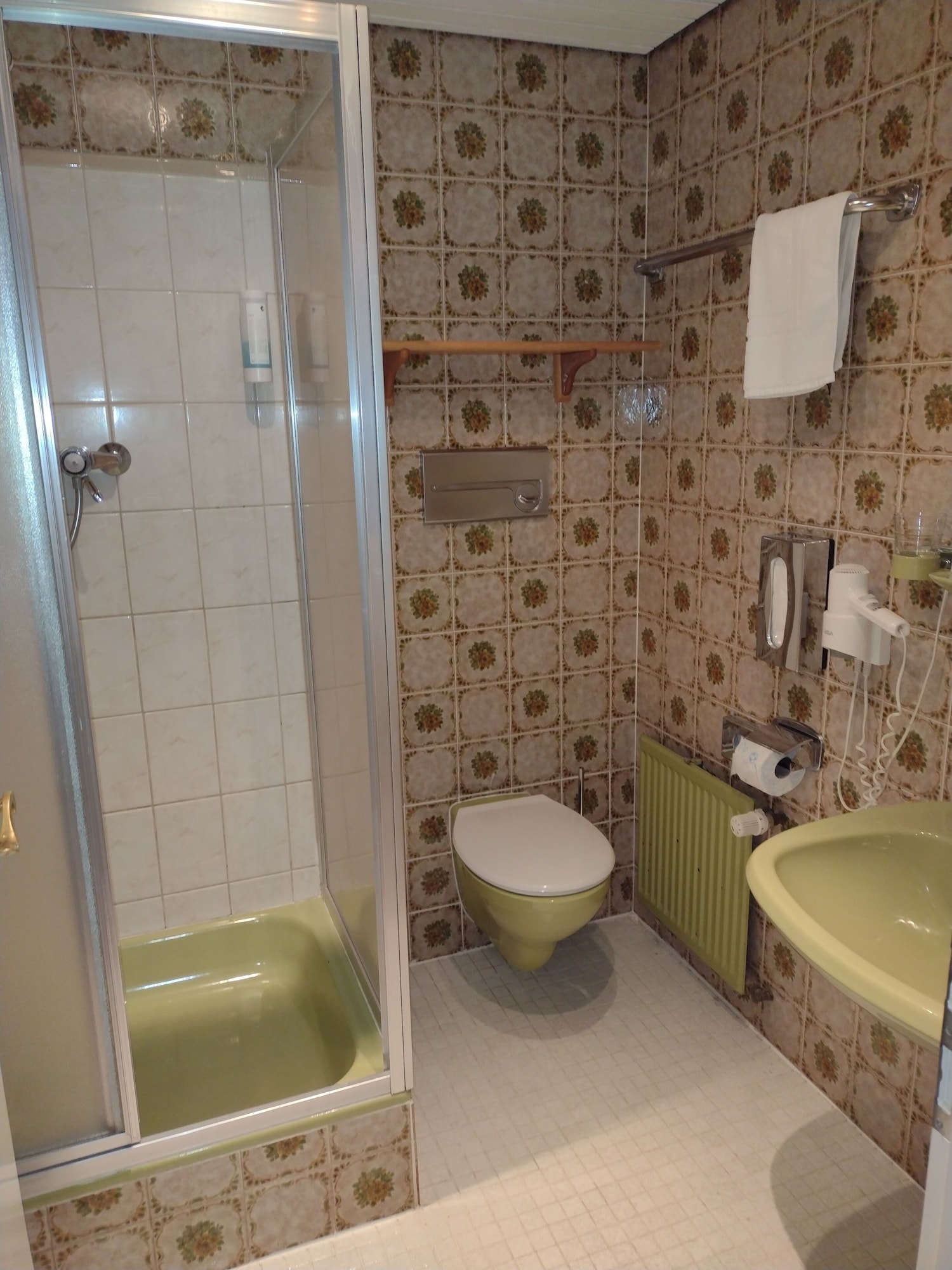 غرفة عصرية عائلية بسرير مزدوج وسرير فردي بشرفة، Hotel Waldblick 8/10