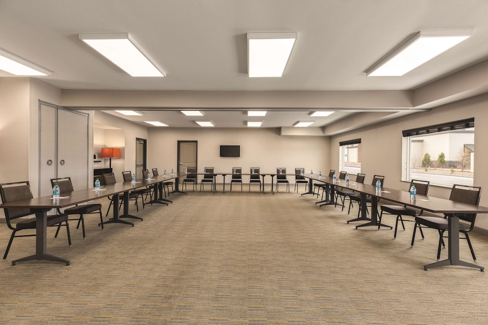Country Inn & Suites by Radisson Lubbock Southwest, TX 37/39