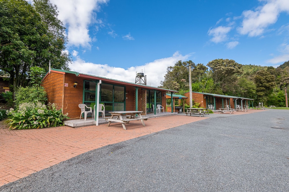 BLUE LAKE TOP 10 HOLIDAY PARK 37/50