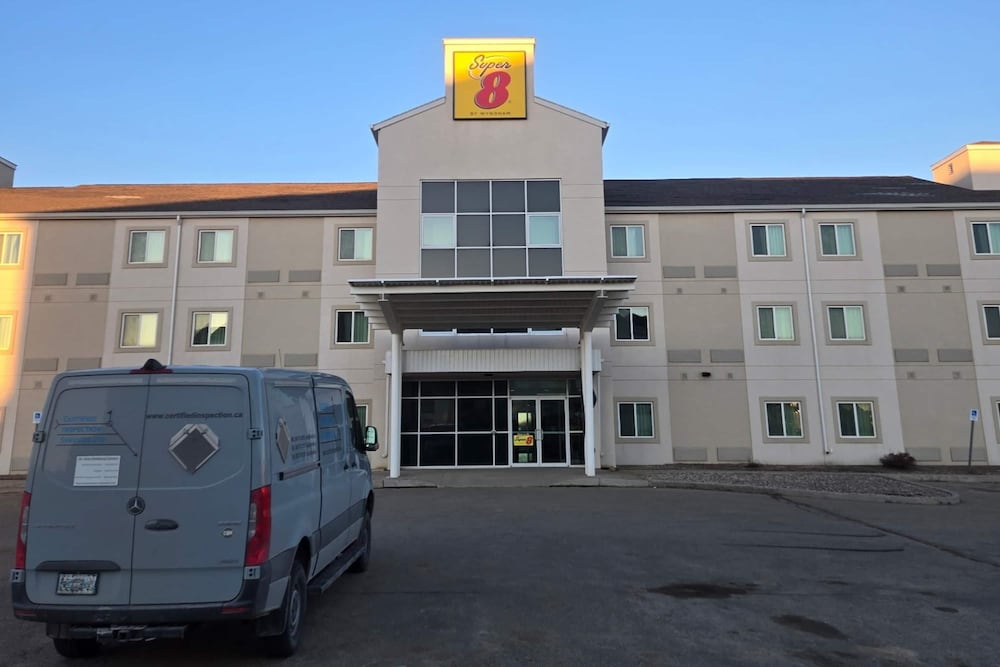 Super 8 by Wyndham Estevan 40/47