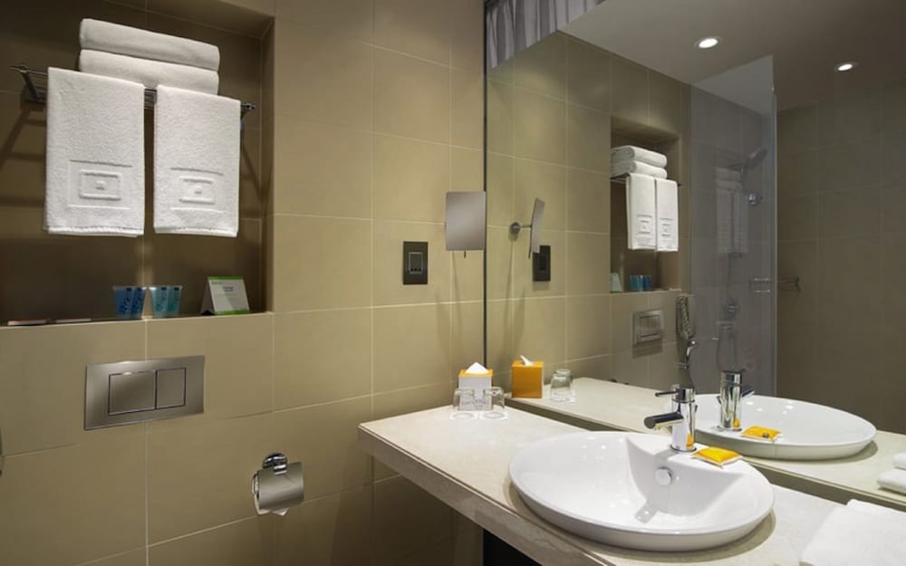 جناح بسرير كينج بغرفة نوم واحدة بمطبخ صغير، سنترو واحه من روتانا(Centro Waha By Rotana) 2/4