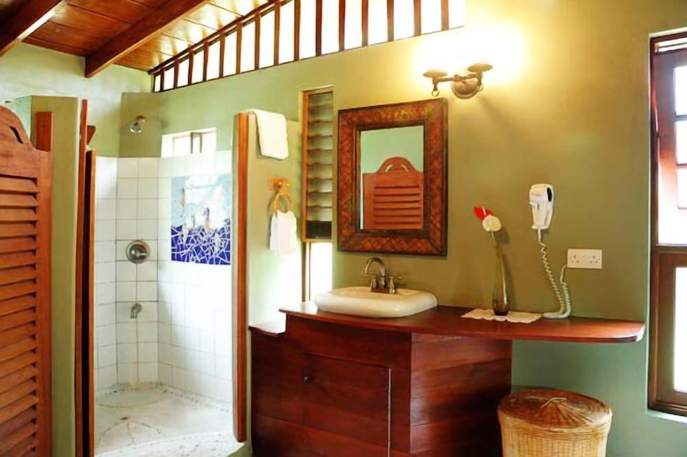 SPRING HOUSE BEQUIA 5/50