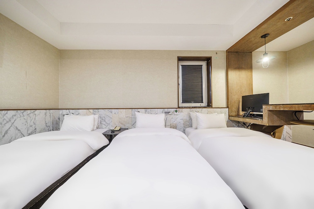 ROOM, TRIPLE