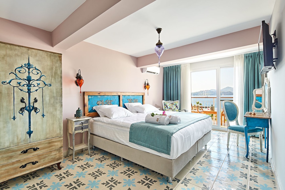 DELUXE, QUEEN BED, SEA VIEW