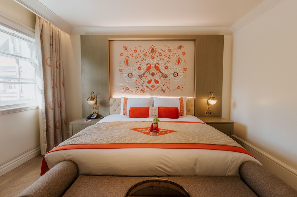 THE LALIT LONDON 20/72