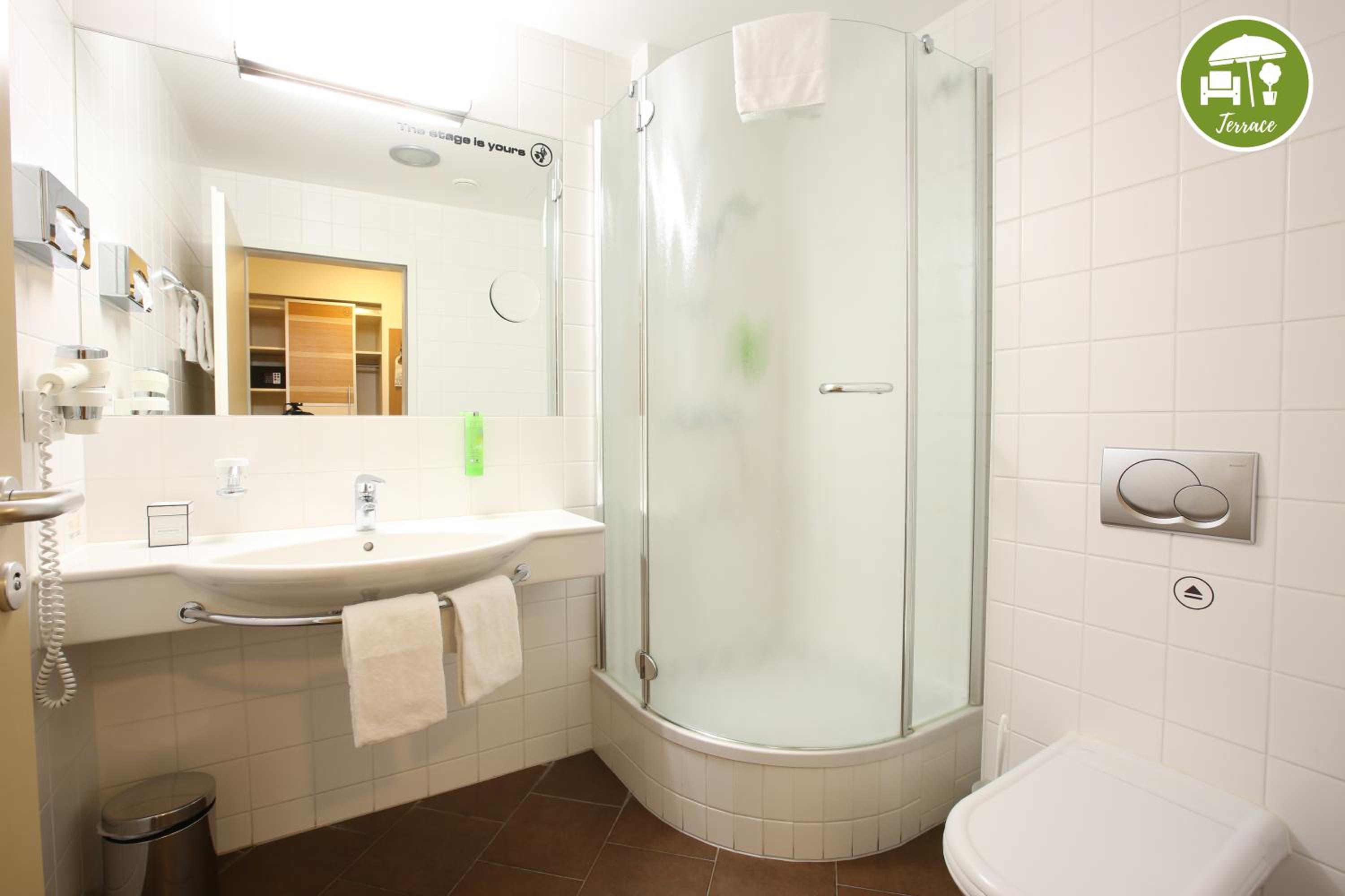 Room, King Bed, Terrace, arte Hotel Wien Stadthalle 4/4