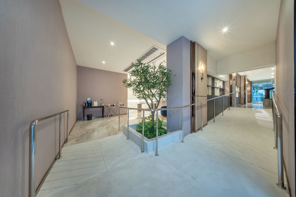 The Legacy Hotel 5/50