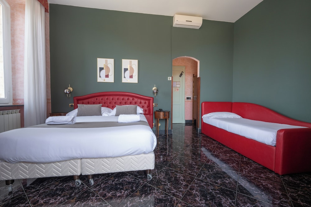 DELUXE, DOUBLE BED