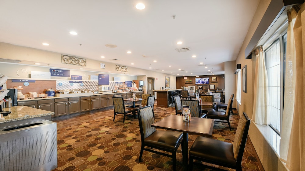 Holiday Inn Express Hotel And Suites Chicago Deerfield Lincoln 39/50