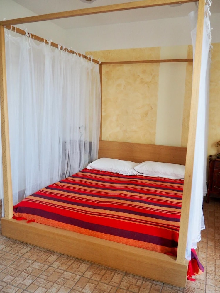 ROOM, KITCHENETTE