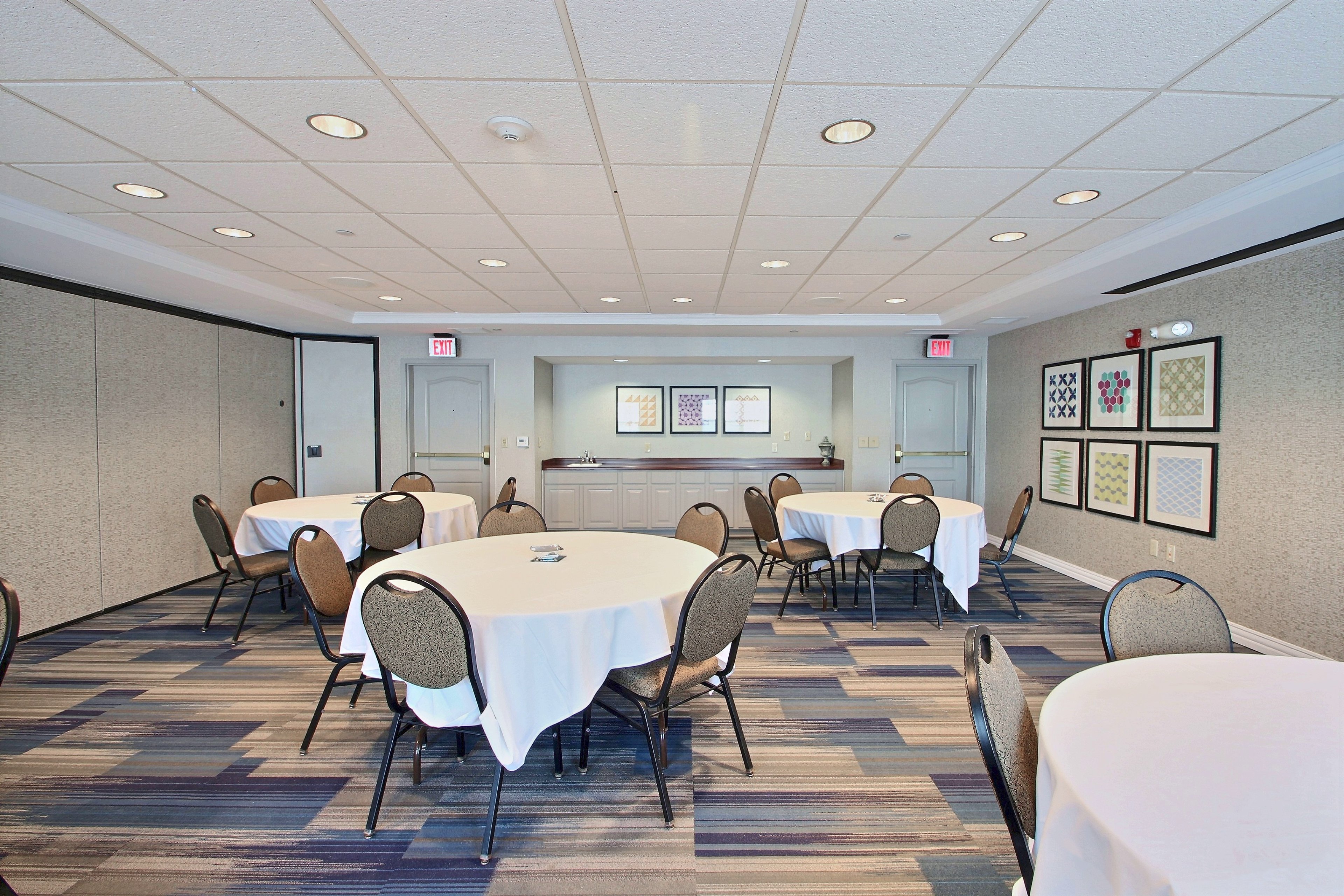 Holiday Inn Express Hotel And Suites Milwaukee Airport 68/74