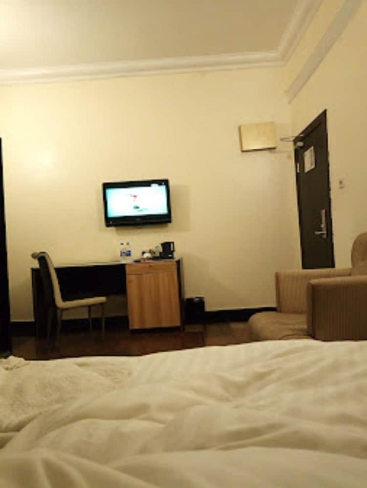 THE ISLAND HOTEL 30/39