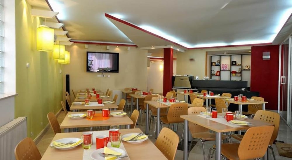 Hayat Hotel 54/57
