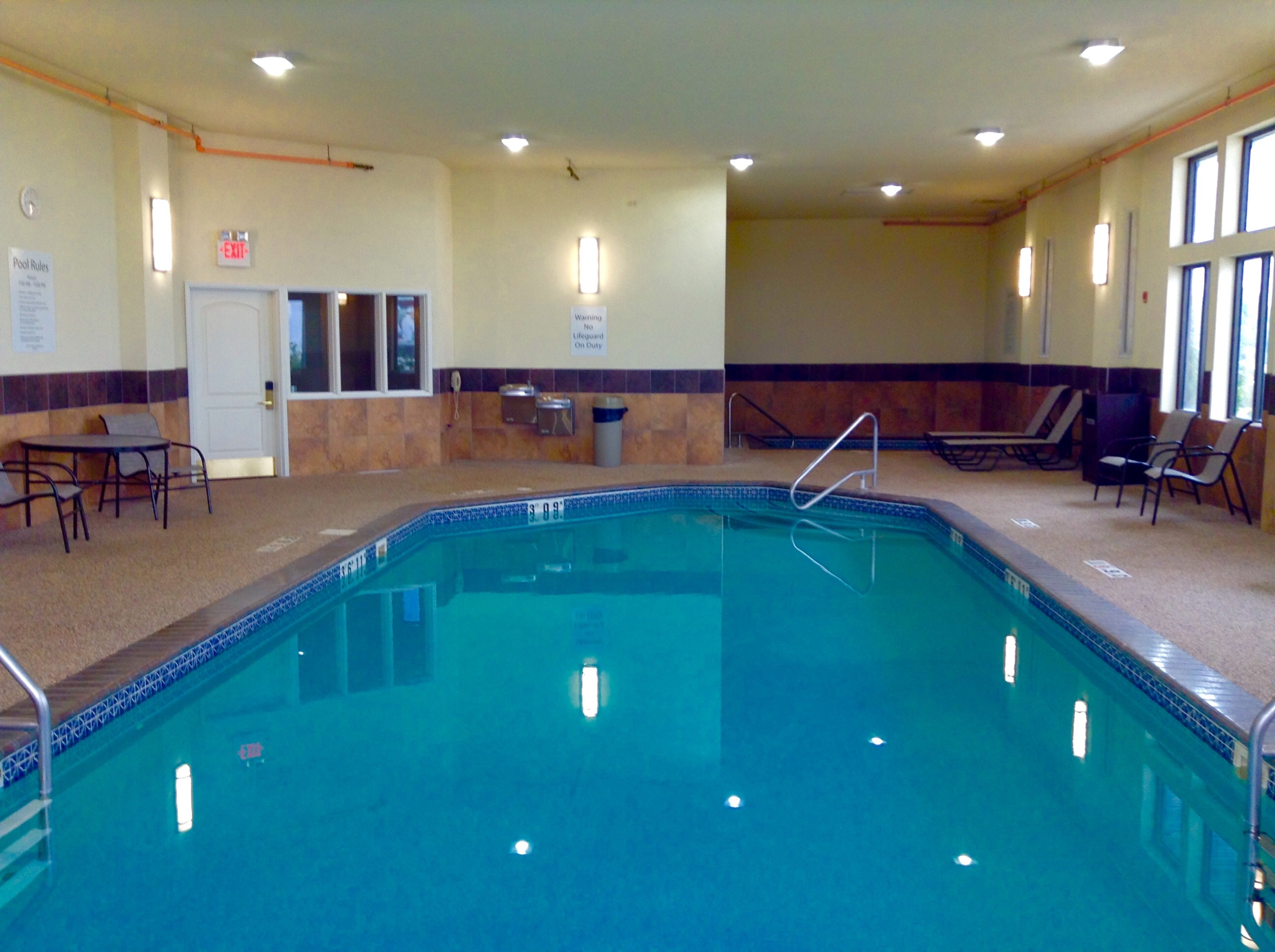 Holiday Inn Express Hotel Suites Winner 39/74
