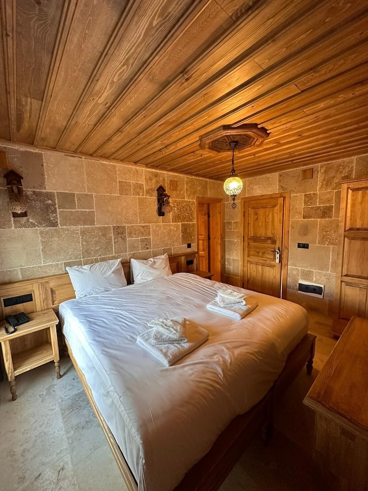 Elevres Stone House Hotel 46/67