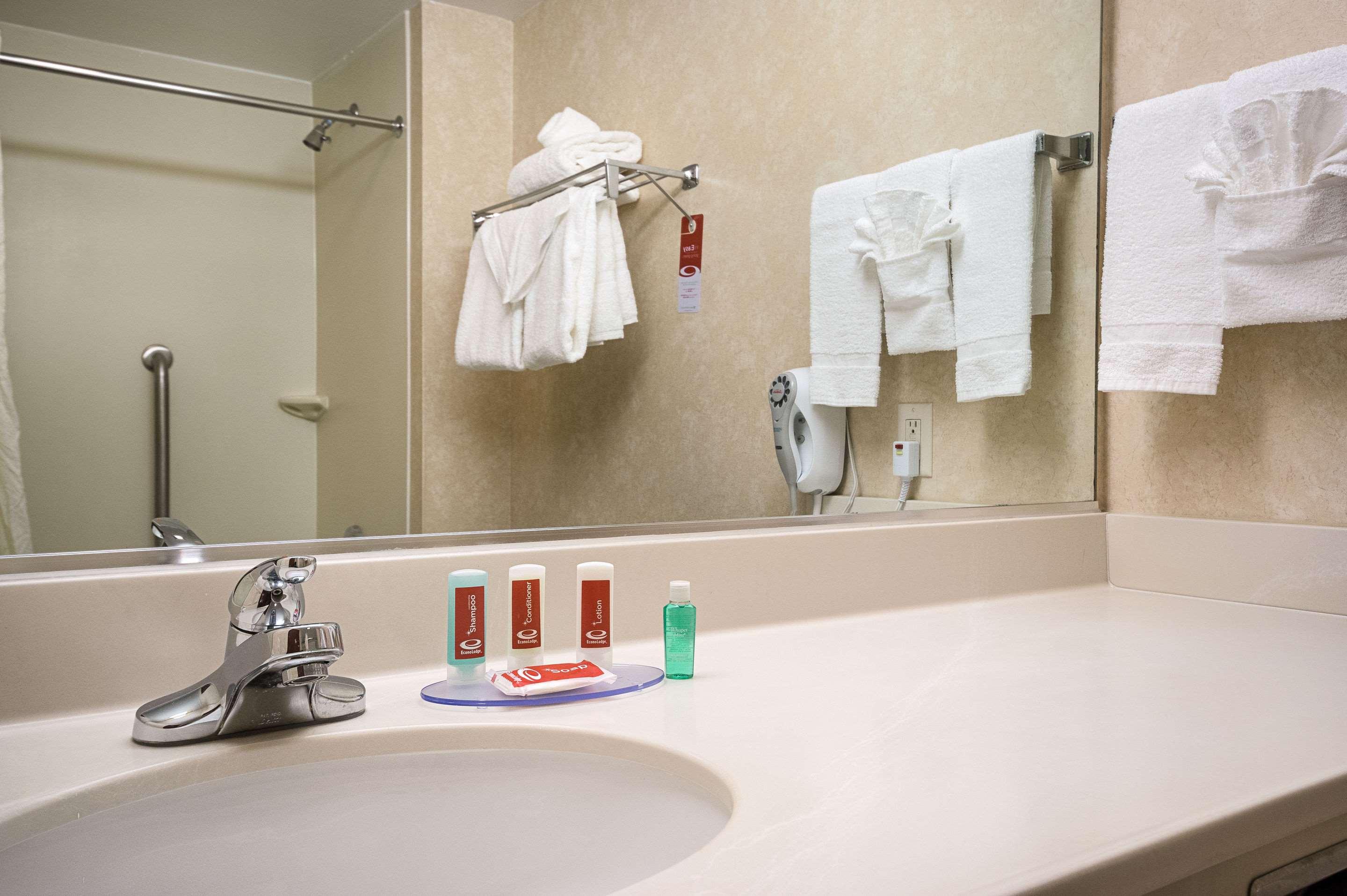 Econo Lodge 39/41