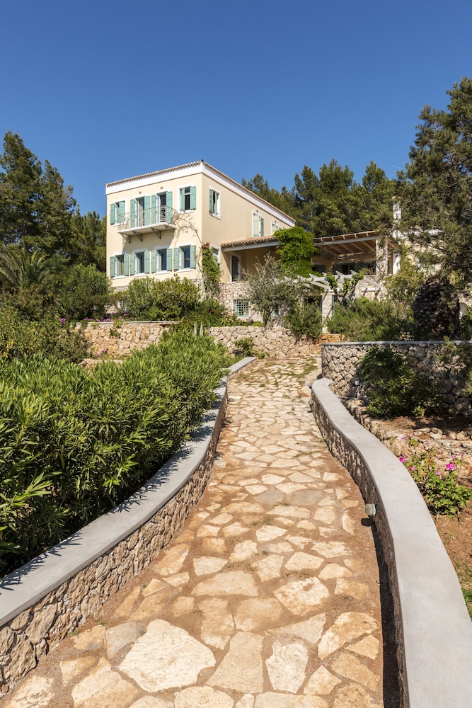 Electra Beachfront Villa 35/50