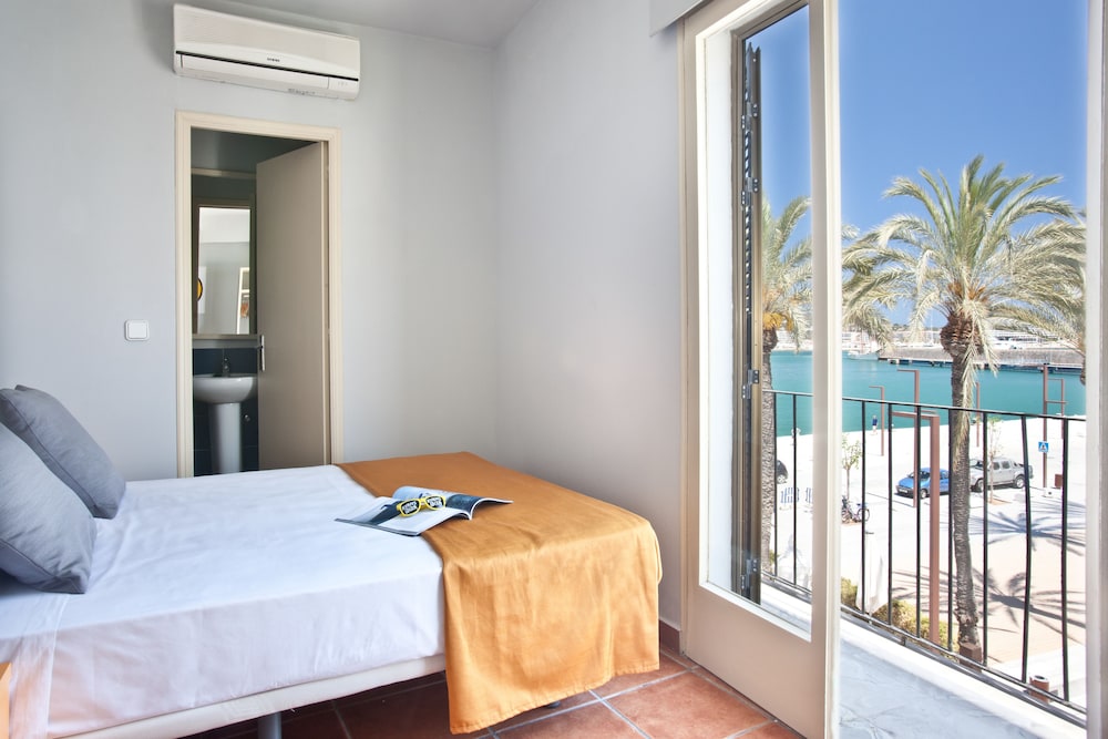 Hotel Ryans La Marina 27/69