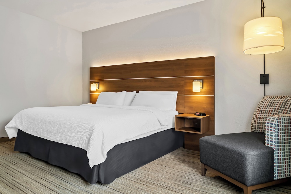 Standard, King Bed, Holiday Inn Express Hotel And Suites Marion 6/10