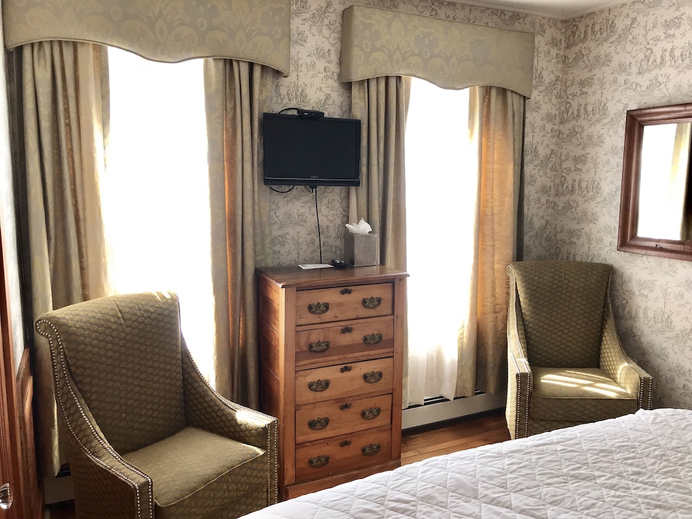 Americas Cup Inn 63/81