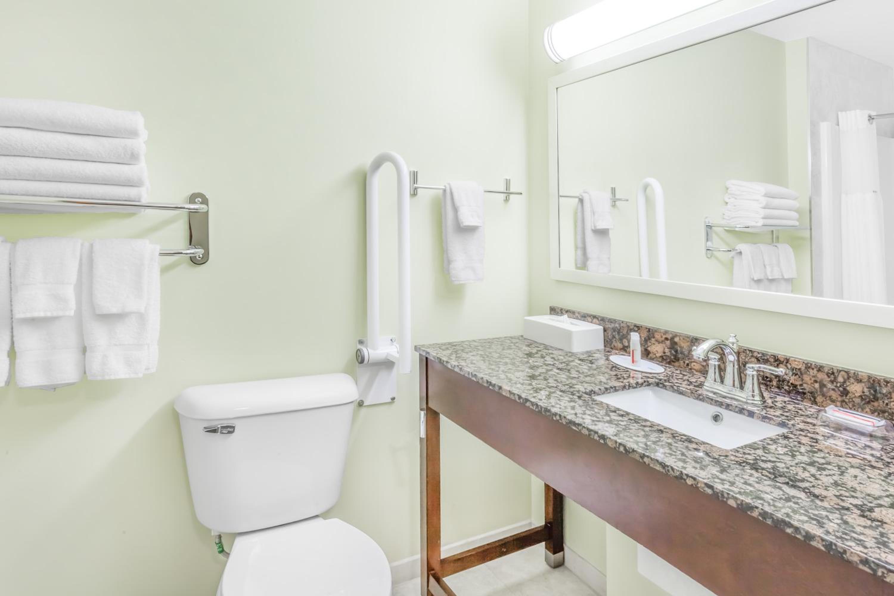 Efficiency, King Bed, Queen Bed, Ground Floor، Ramada by Wyndham Carlyle 2/13