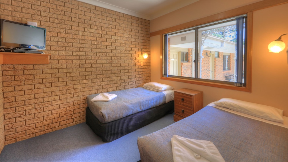 Barrass John Bright Motor Inn 13/43