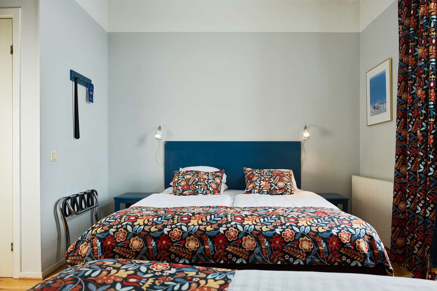 غرفة عائلية بسرير كوين وسرير فردي يُسمح فيها بالحيوانات الأليفة