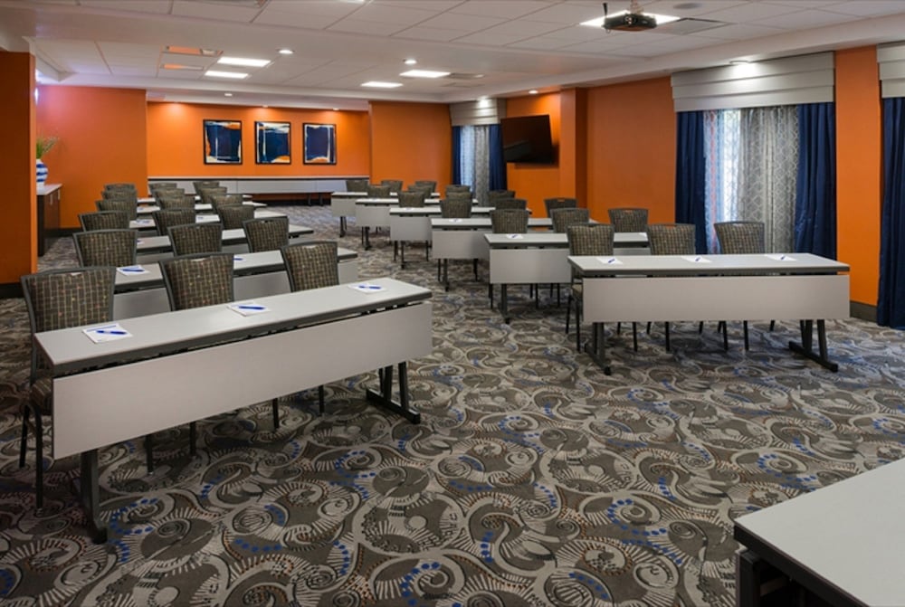 Holiday Inn Express & Suites NASHVILLE SOUTHEAST - ANTIOCH 58/70