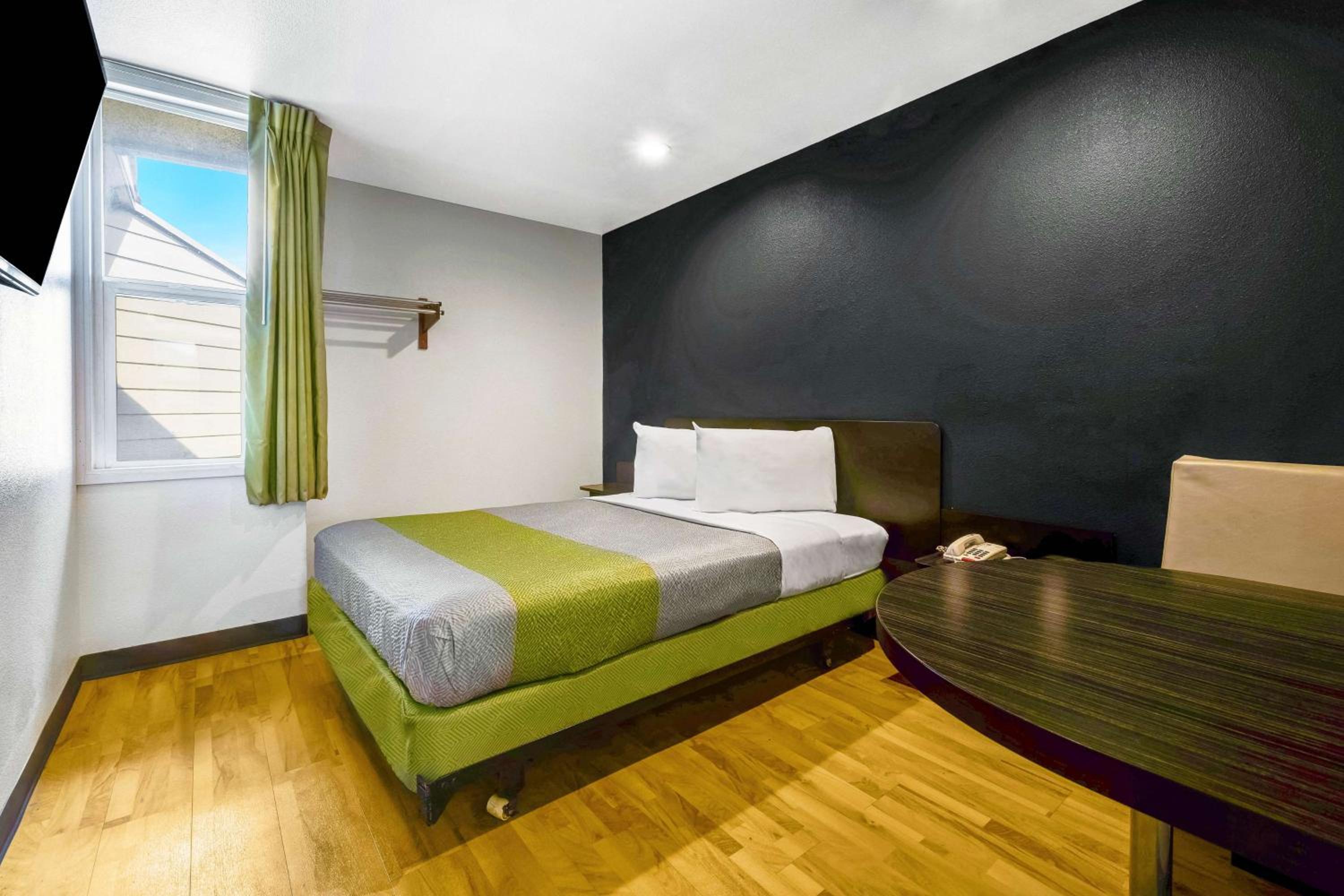 DELUXE, QUEEN BED
