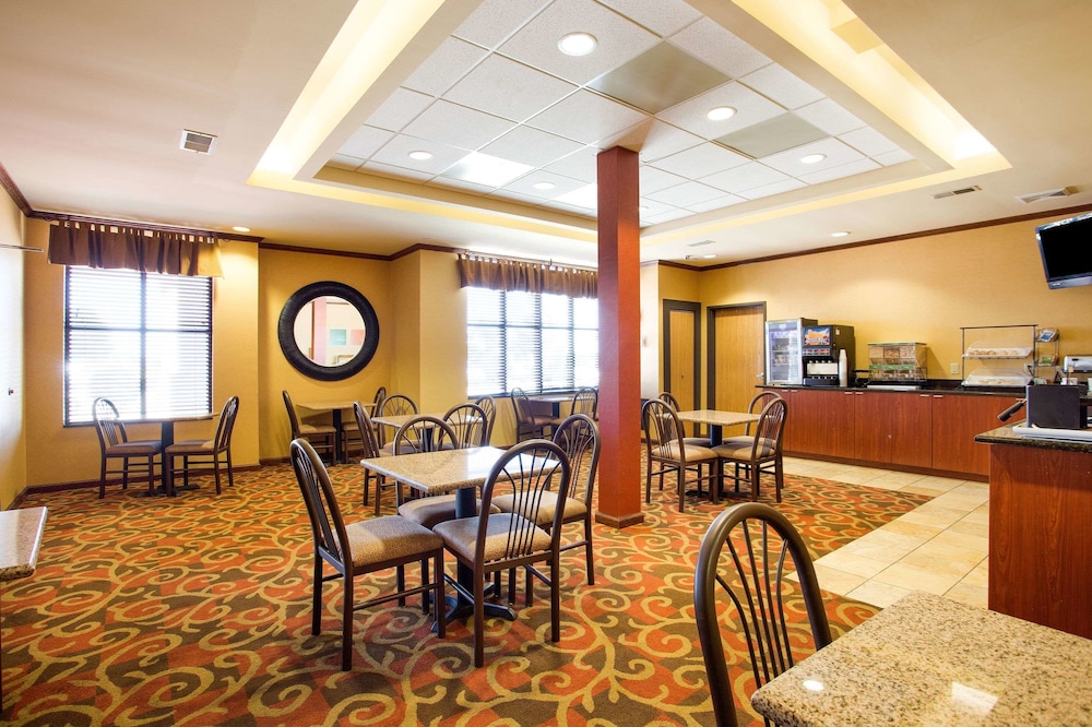 Comfort Inn & Suites Blytheville, AR 33/39